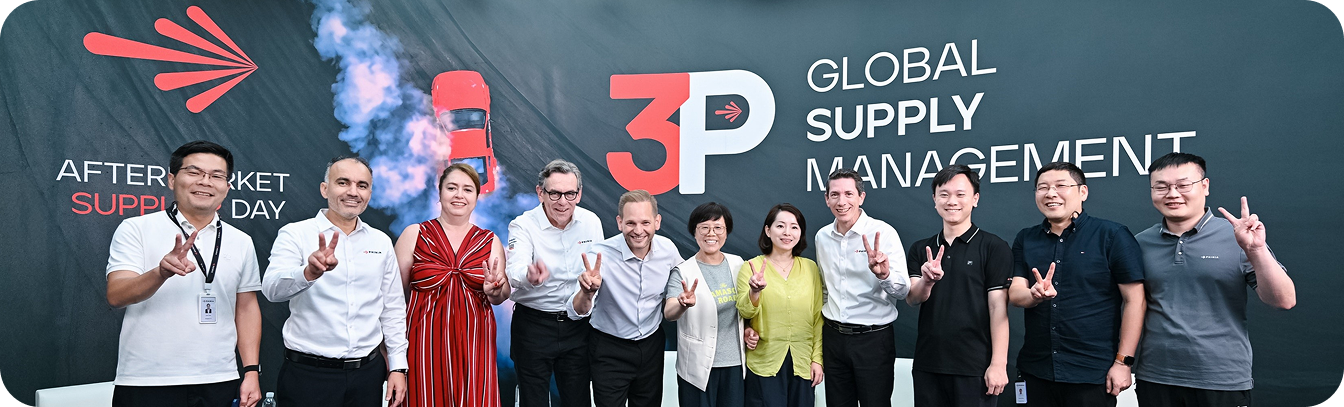 PHINIA employees and suppliers posing together at the 3P global supplier recognition awards event.