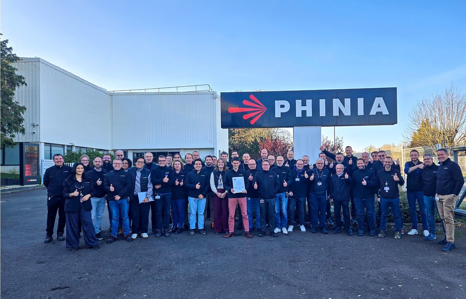 PHINIA employees and suppliers posing together at the 3P global supplier recognition awards event.